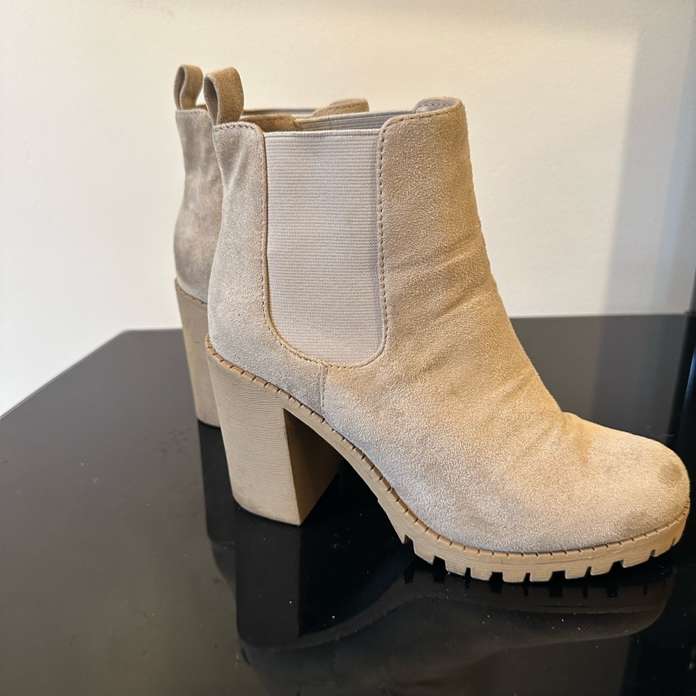 Suede Beige ankle boots with rubber sole - Picture 2 of 3